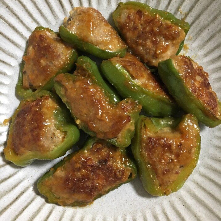 しいたけ香るピーマンの肉詰め！甘味噌煮